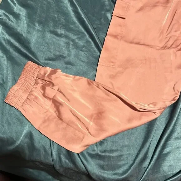 New Francesca’s light pink large satin pants with pockets - Picture 4 of 4